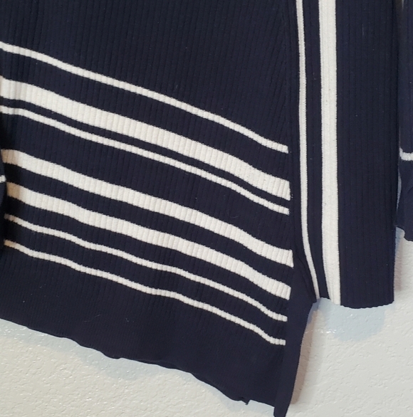 Chico's Asymetrical Navy & White Ribbed Knit Women's Sweater Top Size Medium - Picture 9 of 10